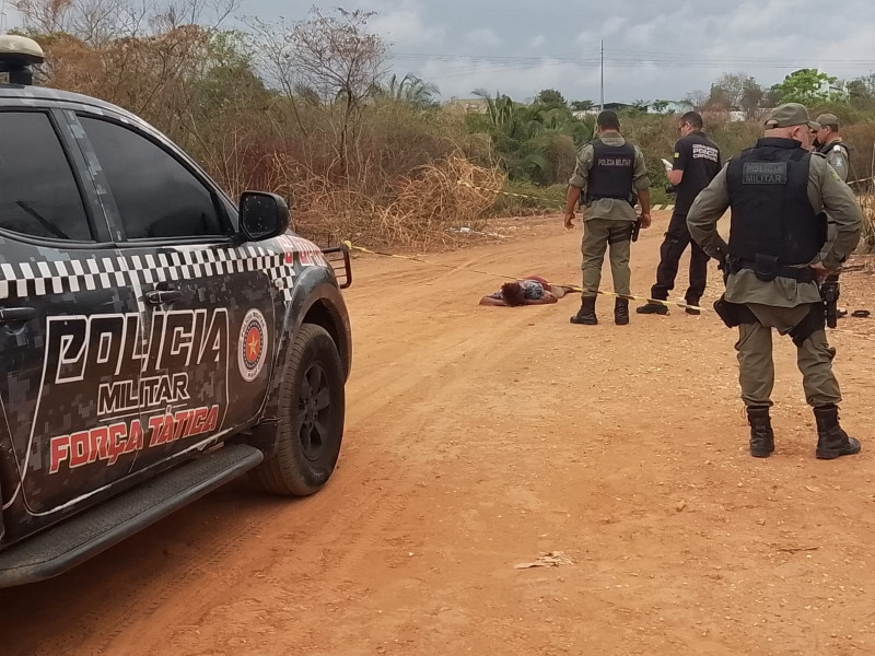 Corpo de mulher é encontrado por populares no bairro Parque Rodoviário - (Rosair Rodrigues/O Dia)