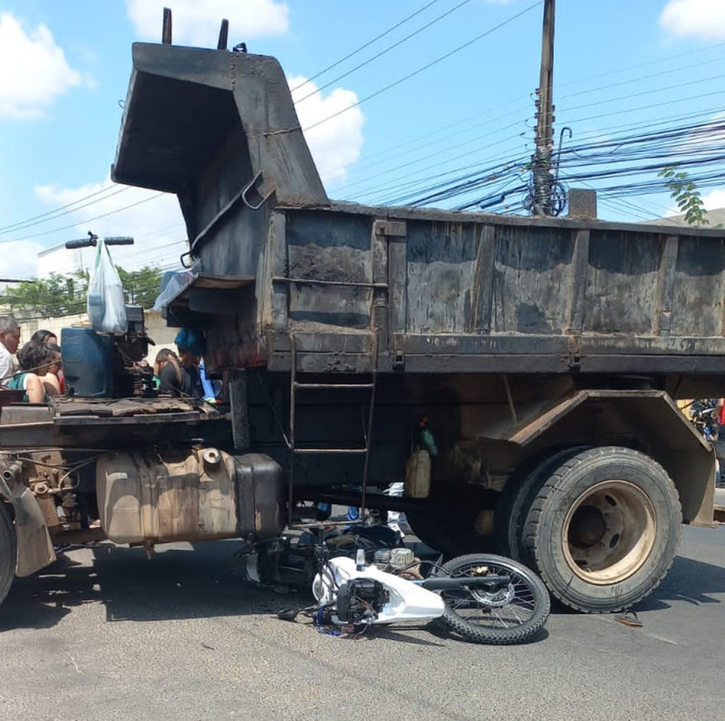 Colisão entre moto e caminhão deixa homem morto na zona Leste da capital