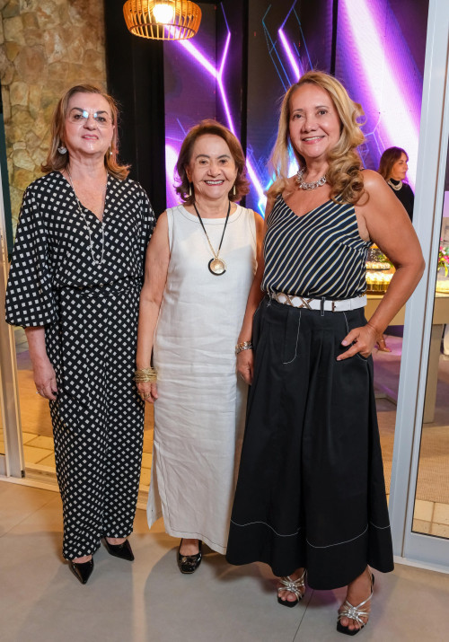 #27Anos - Um click das queridas Júlia Moita, Claudete Monteiro e Josélia Dantas na Festa da LUCIENNE EM REVISTA. Chics!!! - (Tibério Hélio)