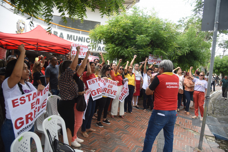Enzo Samuel pede fim da greve dos professores após reajuste de salário dos servidores
