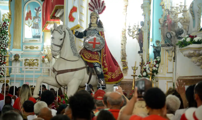 Dia de São Jorge: conheça a história do santo, tradições e orações