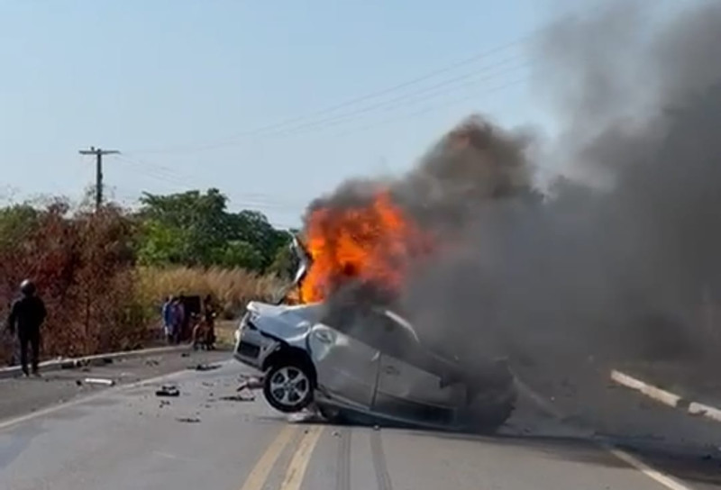 Quatro pessoas morrem após veículo colidir de frente com carreta em Angical do Piauí - (Reprodução)