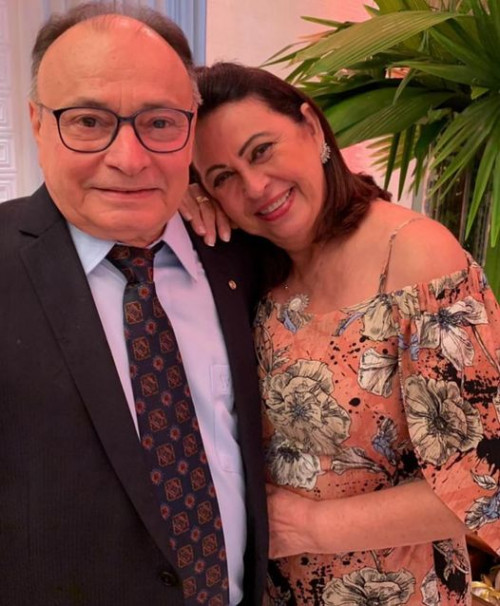 Parabéns para o médico e ex-vereador Olésio Coutinho (29)!!! Um click do aniversariante com a sua esposa Rosarinha Bona Coutinho. Chics!!! - (Divulgação)