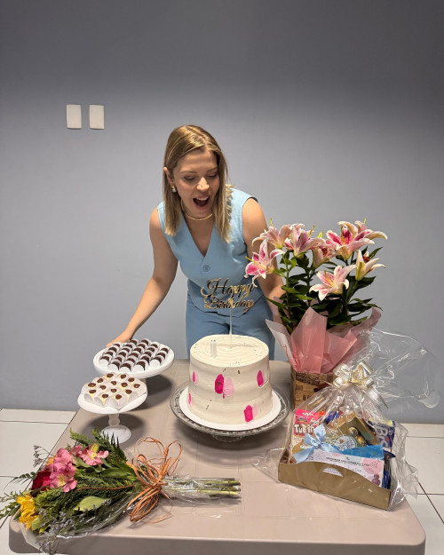 #Parabéns - Parabéns para a querida Denise Freitas (14/4)!!! Mensagem - "O segredo é viver sempre em festa, aproveitar cada dia, viver intensamente cada momento e comer um doce de vez em quando.  Obrigada a todos os envolvidos. Segue o aniversário. Segue o Baile." Denise Freitas. Chics!!! - (Arquivo Pessoal)