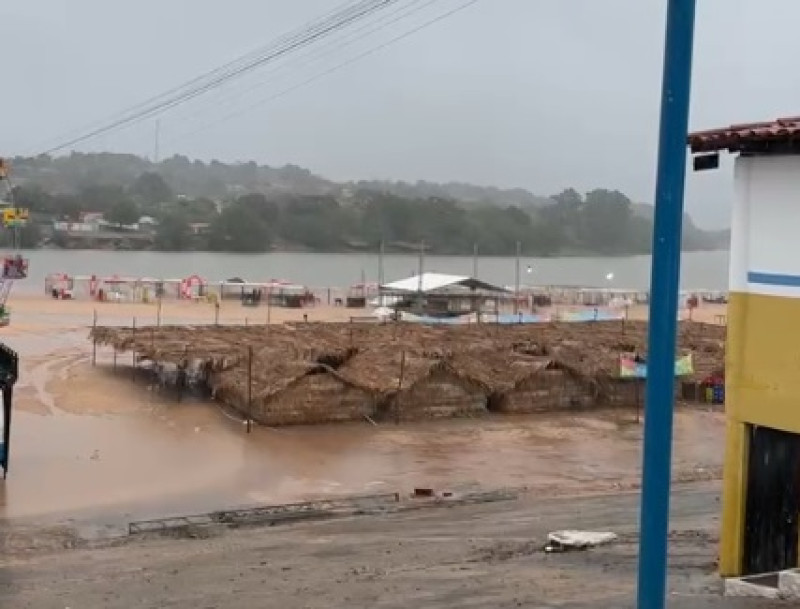 Chuva deixa ruas alagadas em Floriano; previsão aponta mais precipitações nos próximos dias