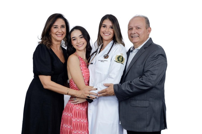 #Diploma - A belíssima Lina Josefina Lages Rebello Castelo Branco está feliz com a conquista do Diploma em Medicina pela Universidade 9 de Julho, em São Paulo. A felicidade compartilhada pelos queridos Maria Cristina Lages, Castelo Branco & Josias Pacheco Castelo Branco e pela irmã Emília Castelo Branco. As solenidades terão início no dia 3/12, e com a Colação de Grau e se encerram no dia 7/12 com o Baile de Formatura. Chics!!! - (Arquivo Pessoal)