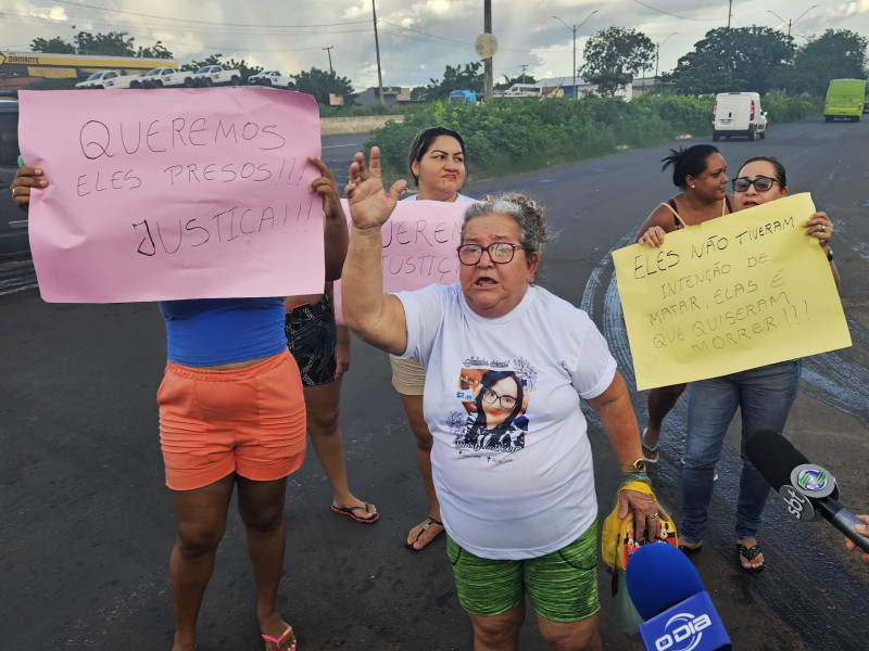 Amigos e familiares protestam contra a soltura do namorado de Lokinho.  - (Jailson Soares/O Dia)