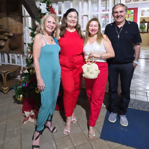  #Festa - Um click da querida empresária Delcy Marques, que reuniu em grande estilo familiares e amigos para comemorar o seu aniversário. A comemoração foi também a despedida da sua belíssima residência, a empresária está de mudança para um novo endereço: a casa construída no Alphaville. Chics!!! - (Arquivo Pessoal)