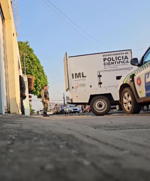 Criminosos se passam por policiais, invadem casa e matam jovem com 17 tiros no Dirceu - (Jailson Soares/O Dia)