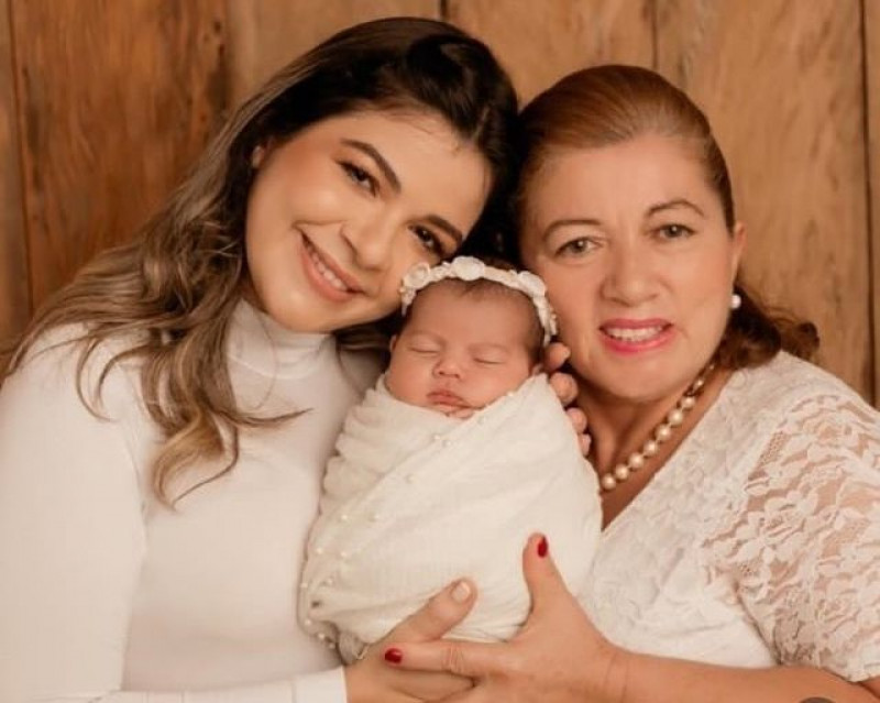 #Mãe&Filha e Neta -  Parabéns para a dentista Iramia Soares, com a empresária Noêmia Oliveira, e a filha Isabela Soares, que comemoraram os aniversários na mesma data 30/1. Chics!!! - (Divulgação)