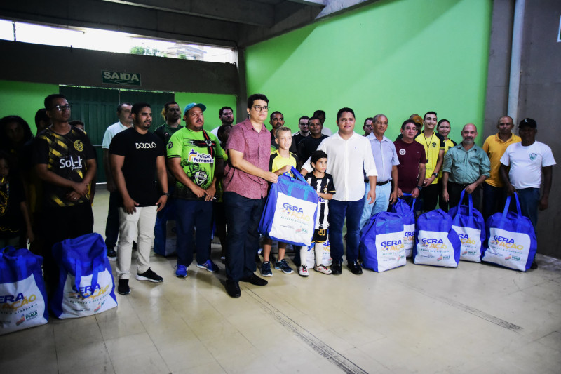 Secretaria de Esportes realiza entrega de kits para escolinhas de futebol - (Jailson Soares/O Dia)