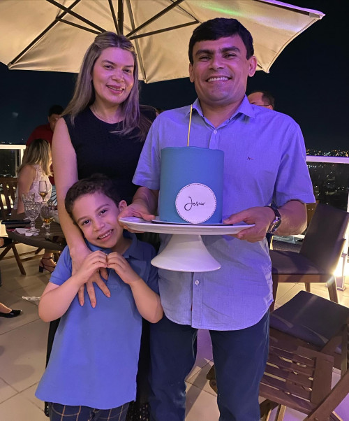 Felicidades para o querido amigo Dr. Jesus Abreu (4/1)!!! Na foto com a esposa Elaynne Alves Abreu e o filho Joaquim. Chics!!! - (Divulgação)
