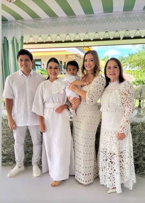 #Batizado - Um cl#Batizado - Um click do fofinho Joaquim, filho de Helton Brito & Roberta Albino, que foi Batizado no dia 19/1 em celebração na Fazenda Noroeste. Com os pais, a avó Valdenê Albino e a amiga Olívia Nogueira e mais presenças de familiares e amigos. Chics!!! - (Arquivo Pessoal)