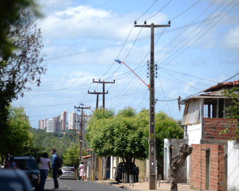 Quedas de energia constantes afetam moradores no bairro São Pedro, em Teresina