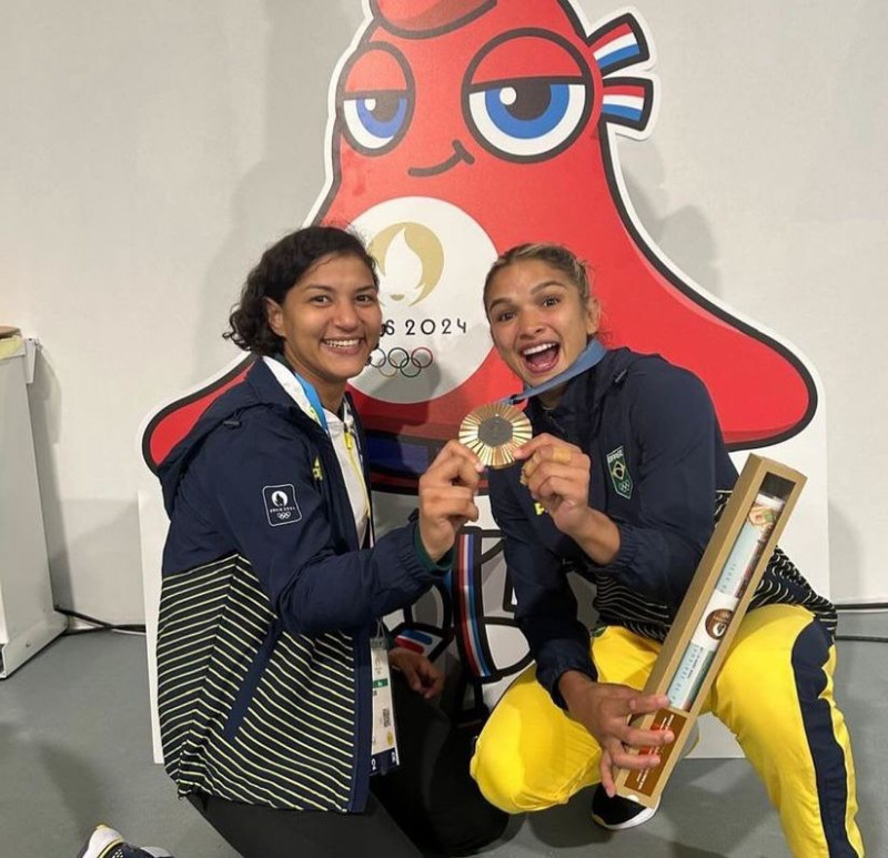 Sarah Menezes comemorando ao lado da judoca Larissa Pimenta - (Instagram: Sarah Menezes)