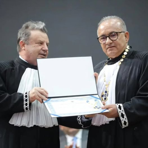 #Solenidade - Um click do desembargador Aderson Antônio Brito Nogueira tomou posse como presidente do Tribunal de Justiça do Estado do Piauí (TJ/PI) durante solenidade no Palácio da Justiça, em Teresina. Com quase quarenta anos de magistratura, ele comandará o Poder Judiciário piauiense no Biênio 2025/2026, sucedendo o desembargador Hilo de Almeida Sousa. Chics!!! - (ASSESSORIA DO TJ/PI)