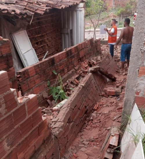 Famílias ficam desabrigadas após casas serem atingidas pela chuva - (Divulgação/Ascom PMT)