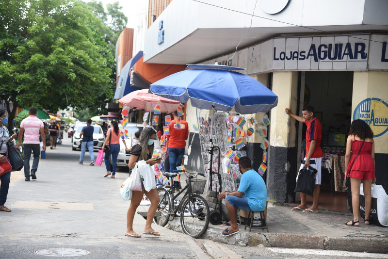 Volta de ambulantes às ruas de Teresina e calçada de um metro; entenda o polêmico projeto de lei