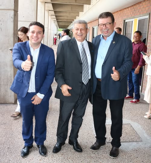 #Posse - Dia de prestigiar a Abertura do Ano Legislativo e posse da Mesa Diretora da Assembleia Legislativa do Piauí, com os amigos e lideres políticos da minha Parnaiba David Soares e Carlson Pessoa. Chics!!! - (Arquivo Pessoal)