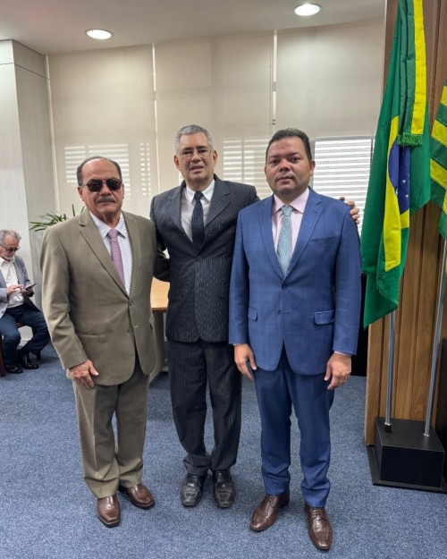 #Posse - Um click do desembargador Raimundo Eufrásio, o desembargador Lirton Nogueira, que tomou posse administrativa na manhã de hoje (28), e o juiz do TRE/PI, Daniel Alves. Chics!!! - (Arquivo Pessoal)