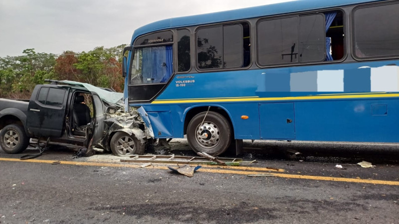 Colisão entre caminhonete e ônibus deixa um homem morto na BR-316