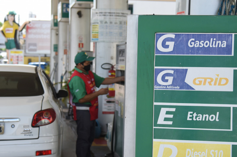 Petrobras reduz preço da gasolina, mas vai aumentar o do diesel neste sábado (21)