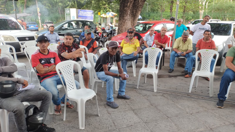 Servidores da Prefeitura protestam em frente ao Palácio da Cidade contra atrasos de salários