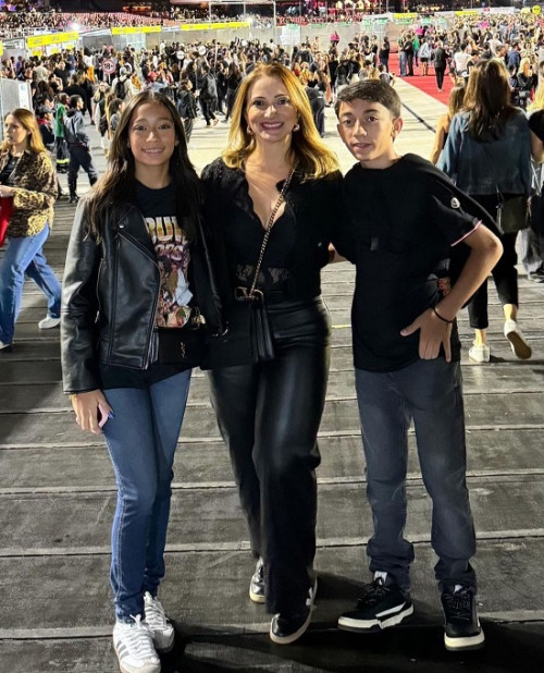 #Show - Um click dos queridos Letízia Martins, Olívia Nogueira e Lorenzo Martins, diretamente do show do Bruno Mars, em São Paulo. Chics!!! - (Arquivo Pessoal)