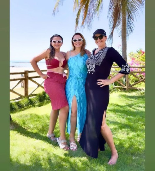 #Amigas - Um click das queridas Paula Moreira, Olívia Nogueira e Celina Lages curtiram a praia no litoral piauiense no fim de semana. Chics!!! - (Divulgação)