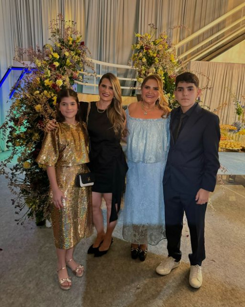 #Family - Um click dos queridos Kelly com os filhos Maria Flor e João e a sogra Fernanda Portela. Chics!!! - (Arquivo Pessoal)