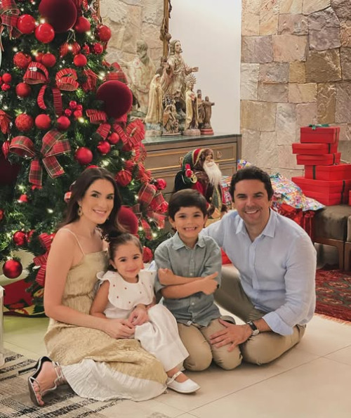  #FelizNatal - Um click dos queridos Mariana Santos Magalhães & Alexandre Magalhães Pinheiro com os filhos em noite especial. Chics!!! - (Arquivo Pessoal)