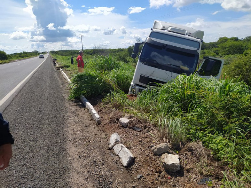 Caminhoneiro é autuado pela 11ª vez por embriaguez após causar acidente em Picos - (Divulgação/PRF)