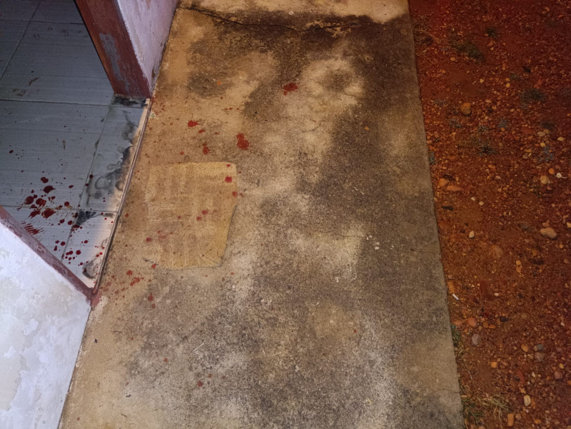 Segundo a polícia, havia muito sangue próximo ao corpo e o rastro se estendia até a casa da companheira da vítima - (Divulgação/Polícia Civil)