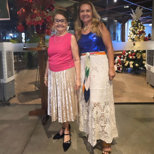 #Clube - Um click das queridas Joselia Dantas e Claudete Monteiro da reunião do Lotus Clube de Teresina realizada em grande estilo em restaurante badalado. Chics!!! - (Luciêne Sampaio)