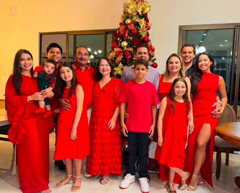 #Feliz Natal - Um click dos queridos Roberta Albino & Helton Brito com os filhos Joaquim e Joanna Albino, Benedito Cirilo & Valdenê Albino, Rondinelle Albino & Polyana Melo Albino com os filhos Arthur e Heloísa, Chico Couto & Renata Albino em noite de Confraternização de Natal em família. Chics!!! - (Arquivo Pessoal)