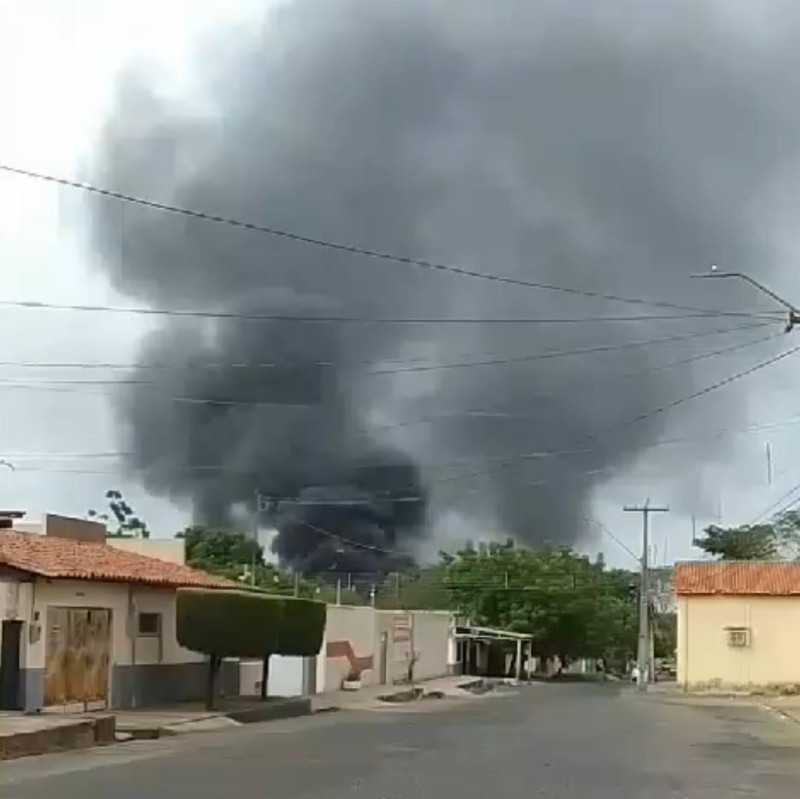 Populares acionaram o Corpo de Bombeiros nas primeiras horas deste sábado (2) - (Reprodução/Redes Sociais)