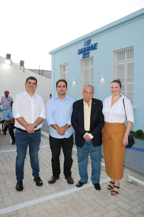 #Sebrae/PI - Um click de Freitas Neto com o presidente do Sebrae/PI, Júlio César Filho, da filha Maria Carolina Freitas e do genro Bruno Noronha, autoridades, familiares e amigos de Freitas marcaram presença. Chics!!! - (Divulgação)