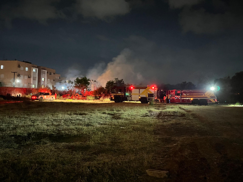 Incêndio em vegetação ameaça condomínio no bairro Cristo Rei