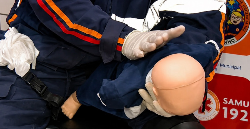 Samu orienta como aplicar técnicas para salvar crianças e adultos em casos de engasgo