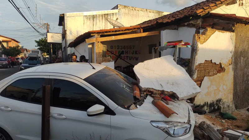 Carro invade reforço escolar e três crianças ficam feridas - (Francisco Filho/ODIA)