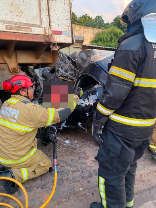 Motorista morre após colidir carro contra caçamba estacionada na BR-316, em Teresina - (Reprodução/Redes sociais)
