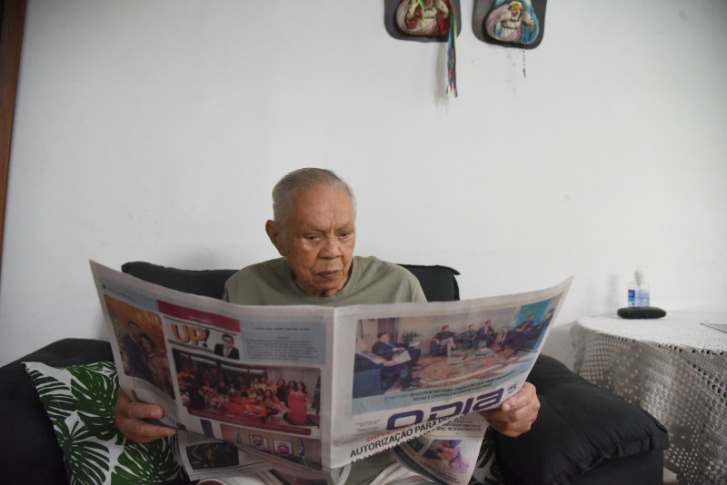 A leitura ajuda seu Agenor não somente a se manter informado, mas também na sua memória e no seu cognitivo. - (Assis Fernandes/ODIA)