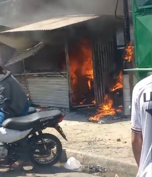 Vídeo: trailer é atingido por incêndio e botijão de gás explode no bairro Dirceu