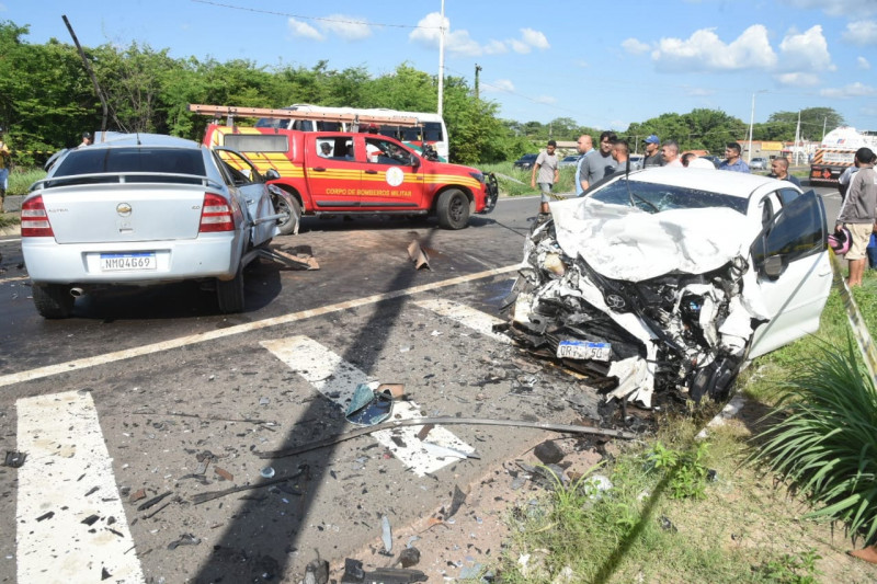  Um dos veículos teve a sua parte dianteira completamente destruída. - (Jailson Soares/ODIA)