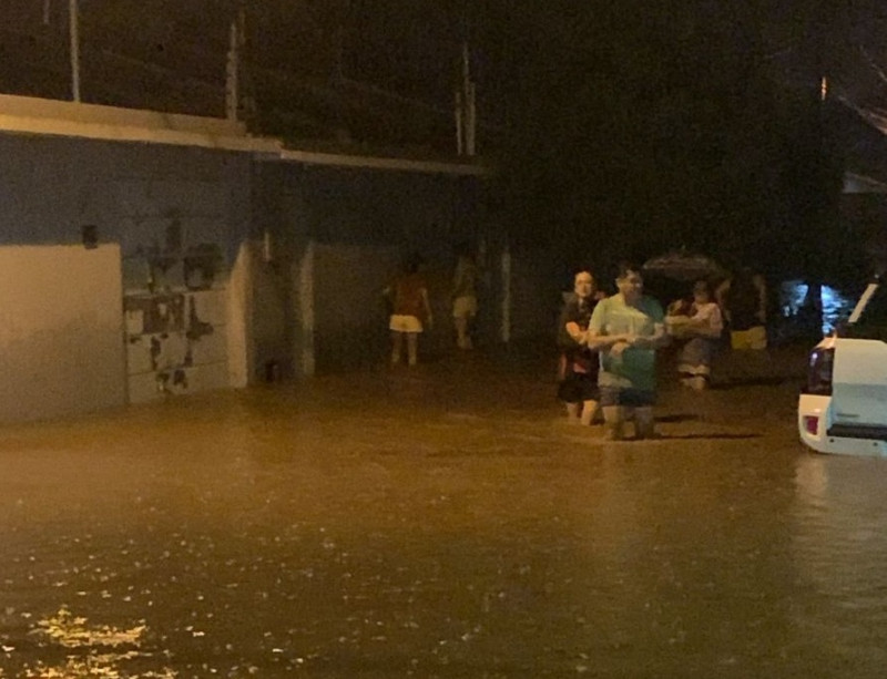 Chuva em Picos deixou trabalhadores ilhados - (Reprodução)