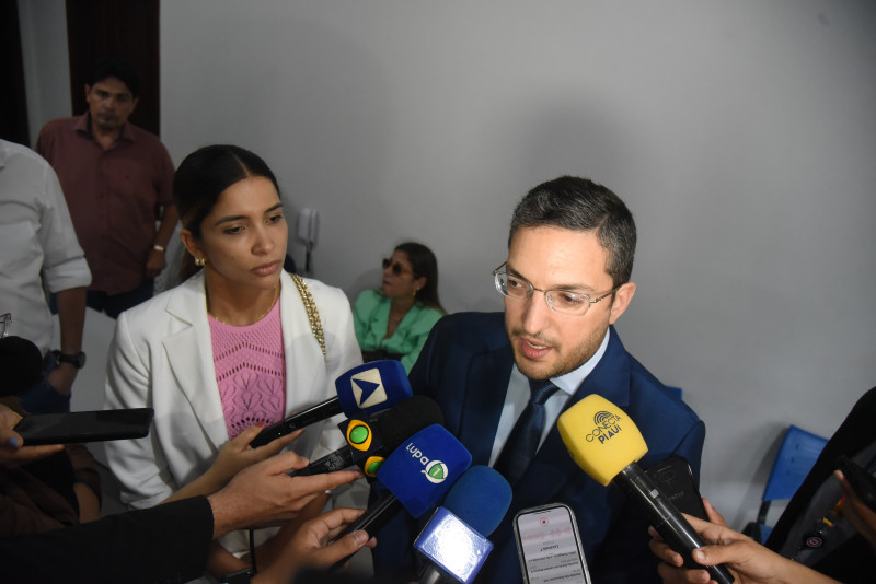 Deputado Aldo Gil e a vereadora Tatiana Medeiros conversaram com o prefeito eleito. - (Assis Fernandes/O DIA)