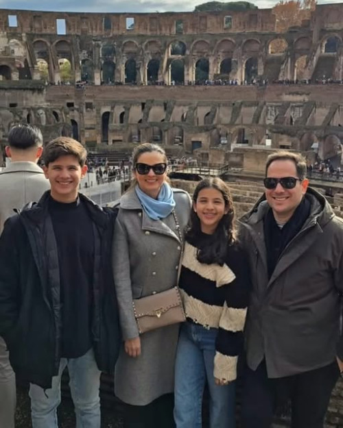 #Family - Parabéns para o arquiteto João Almeida (11/12)!!! Que comemorou a data na Itália com a esposa Beatriz Napoleão e dos filhos Isabela e Gabriel. Chics!!! - (Arquivo Pessoal)