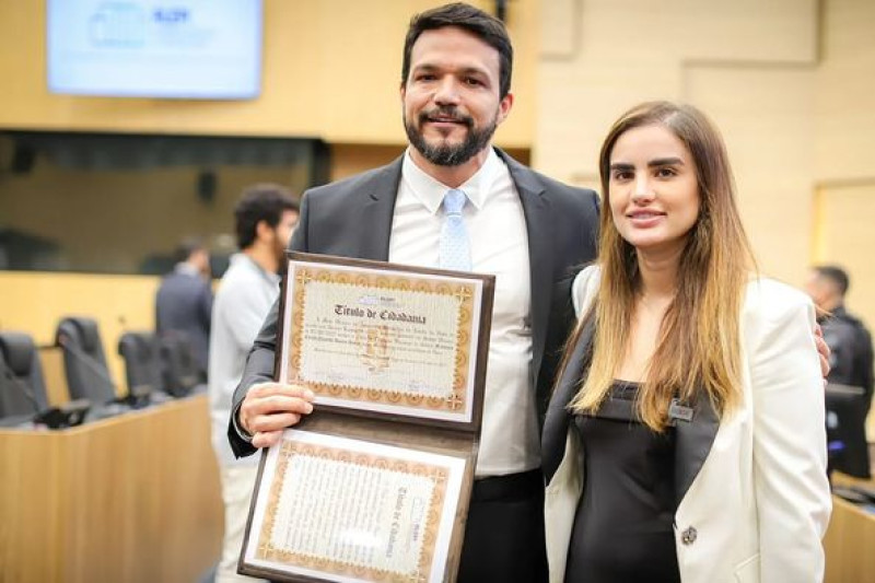 #Homenagem - Um click do delegado Eduardo Aquino, do Departamento de Repressão às Ações Criminosas Organizadas (DRACO), recebeu Título de Cidadania Piauiense, em solenidade realizada hoje (11) pela manhã na Assembleia Legislativa do Piauí (Alepi). A honraria foi proposta pela deputada estadual Bárbara Soares. Chics!!! - (Divulgação)