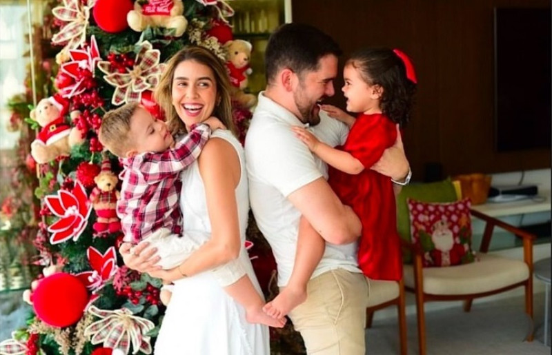  #FelizNatal - Um click da família dos queridos Danielle Claudino & Jorge Filho com os filhos Gabriel e Beatriz em noite especial. Chics!!! - (Arquivo Pessoal)