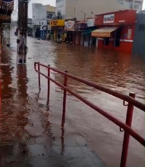 VÍDEO: Grande volume de chuva em Corrente gera transtornos à população